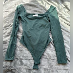 Aritzia contour long sleeve square neck bodysuit in pine green